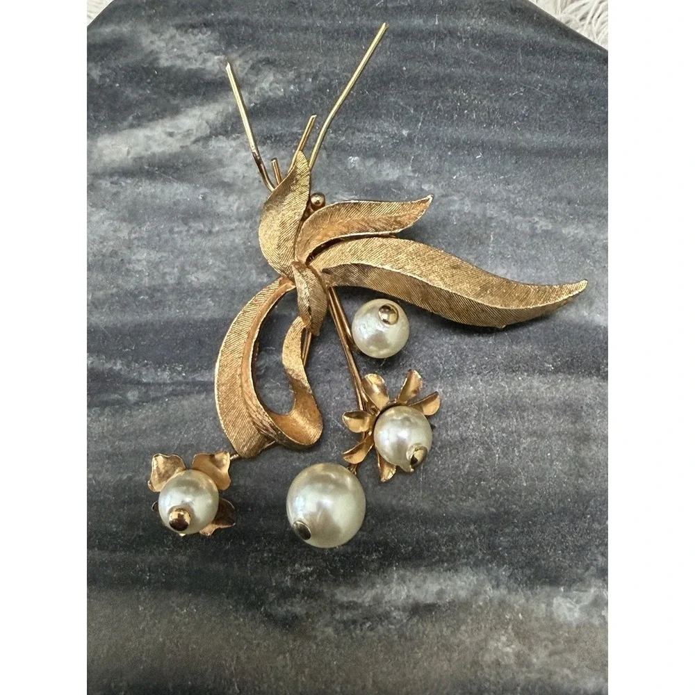 Vintage Signed Roma Faux Pearl Flower in Gold‎ Tone Metal Leaves Brooch